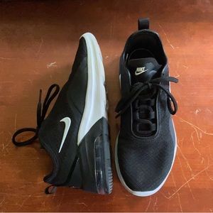 Nike AirMax motion 2